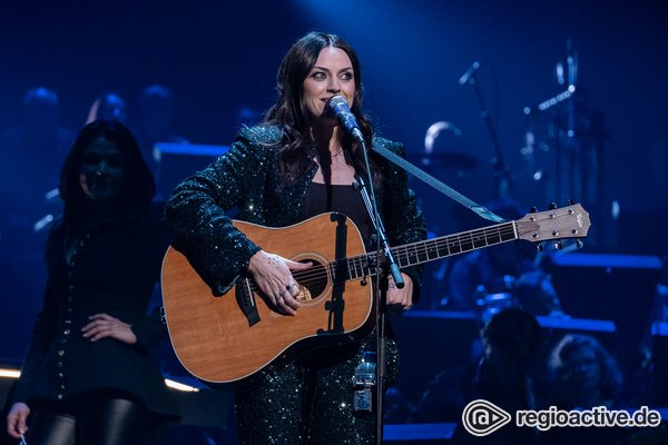 Elegant - Fotos von Amy Macdonald live bei der Night of the Proms 2022 in Hamburg 