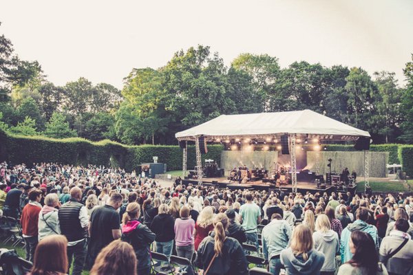 Grünes Wohnzimmer - Das erwartet Besucher/innen 2023 auf dem Stadtpark Open Air in Hamburg 