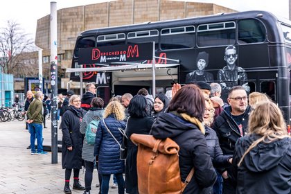 Der Hype beginnt - Riesiger Ansturm auf Depeche Mode Fanbus in Leipzig 