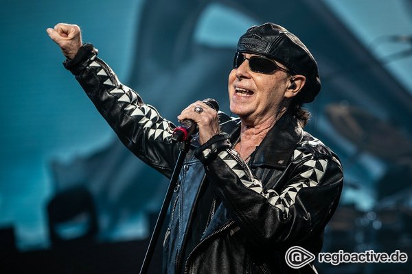 Von der Lederhose zur Leinwandpose - Die Scorpions lassen in der Mannheimer SAP Arena kaum ein Rockklischee aus 