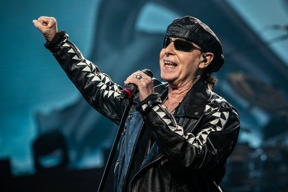 Von der Lederhose zur Leinwandpose - Die Scorpions lassen in der Mannheimer SAP Arena kaum ein Rockklischee aus 