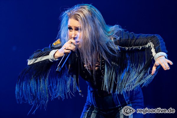 Rock-Frauen - Fotos von Thundermother als Support der Scorpions live in Mannheim 