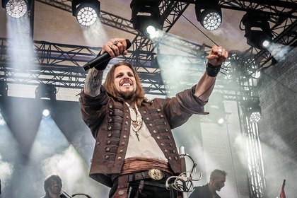 Rockige Töne - Viel Energie: Fotos von dArtagnan live auf dem Spectaculum 2023 in Worms 