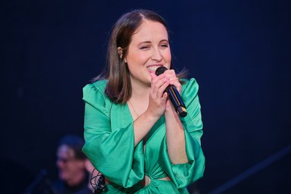 Coole Kombination - Fotos von Alice Merton & der hr-bigband beim Paulskirchenfest 2023 in Frankfurt 