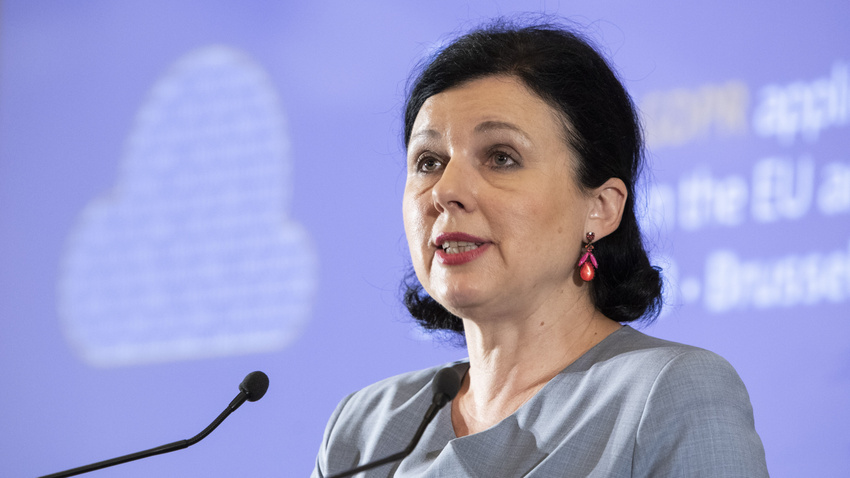 EU-Kommissions-Vizepräsidentin Věra Jourová kündigt Kennzeichnungspflicht für KI-generierte Inhalte an