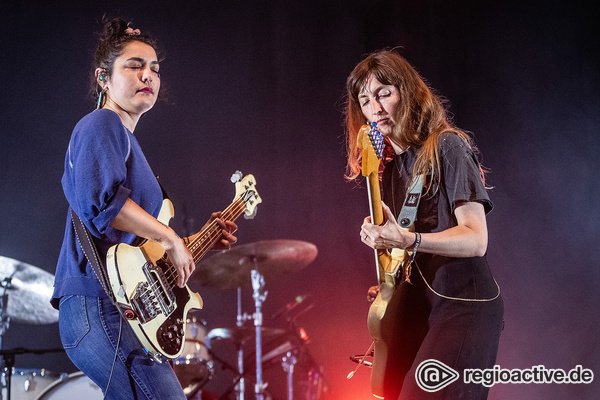 Musik für Sommerabende - Luftig: Fotos von Warpaint live beim Maifeld Derby 2023 