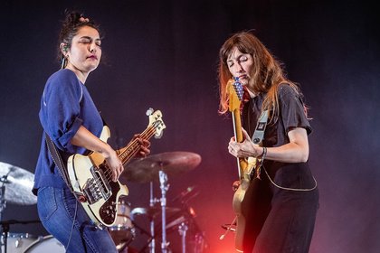 Musik für Sommerabende - Luftig: Fotos von Warpaint live beim Maifeld Derby 2023 