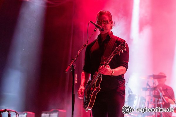 Atmosphärisch - Interpol: Bilder der Indie-Rock-Band live beim Maifeld Derby 2023 