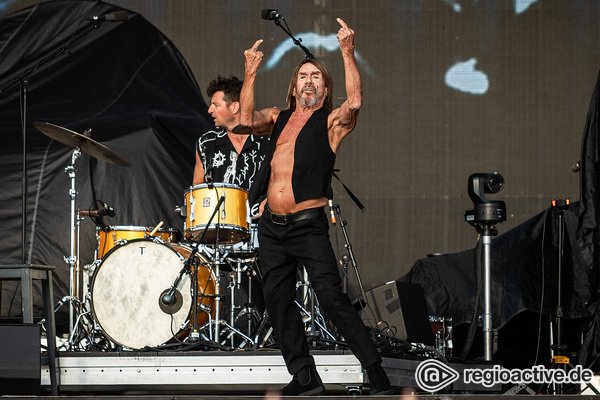 Oben ohne - Fotos von Iggy Pop live als Support der Red Hot Chili Peppers live in Mannheim 