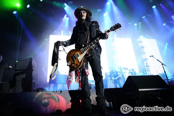 Bärenstarke Kombo - Mit Johnny Depp und Alice Cooper: Bilder der Hollywood Vampires live in Stuttgart 