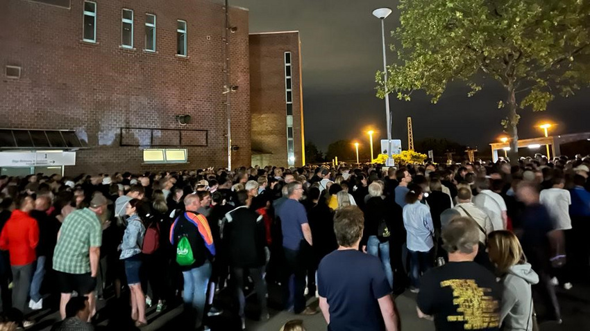 Die wartende Menge am Bahnhof Hockenheim um ca. 23:30 Uhr