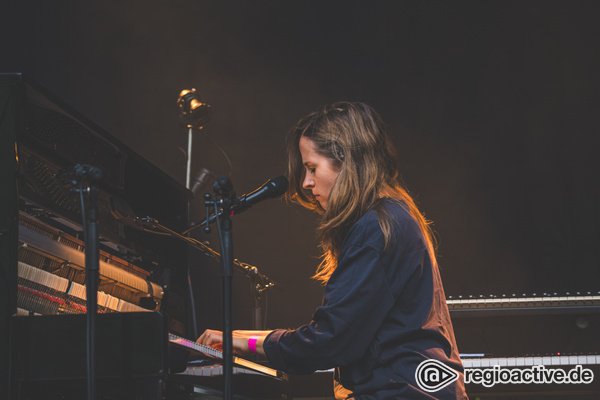 Ein schöner Rücken... - Hania Rani: Fotos der Pianistin live bei Summer in the City in Frankfurt 