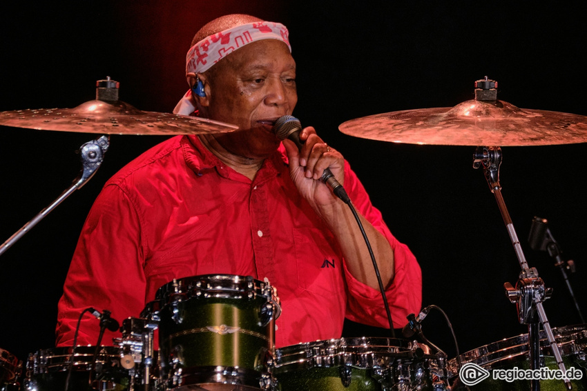 Voller Energie - Billy Cobham: Fotos der Schlagzeug-Legende live in Bad Nauheim 