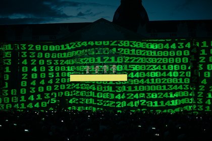 Unerreicht - Kraftwerk verwandeln das Karlsruher Schloss in ihre visionäre Spielfläche 