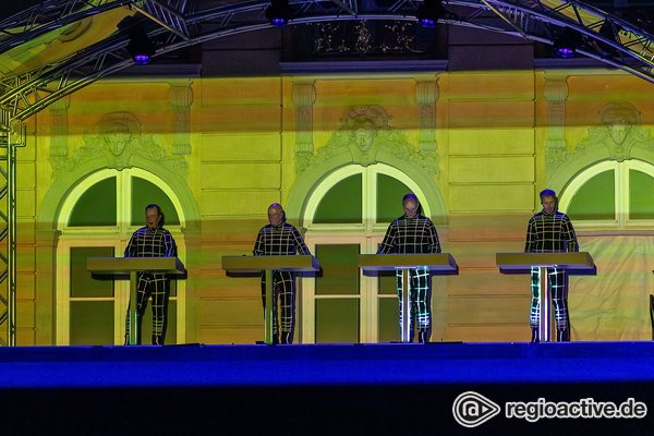 Eindrucksvoll - Kraftwerk: Live-Fotos der Konzert-Projektion auf das Karlsruher Schloss 