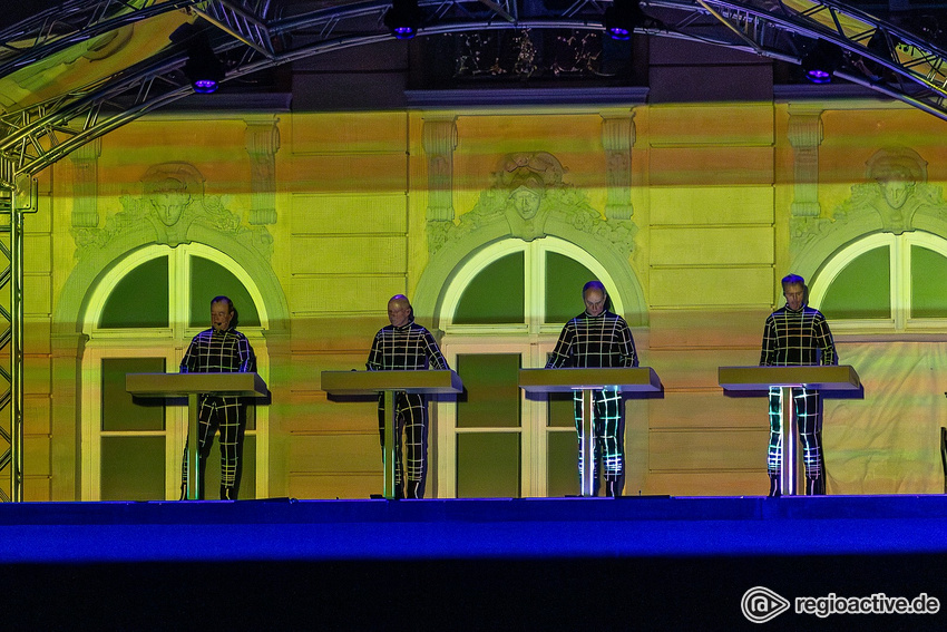 Eindrucksvoll - Kraftwerk: Live-Fotos der Konzert-Projektion auf das Karlsruher Schloss 