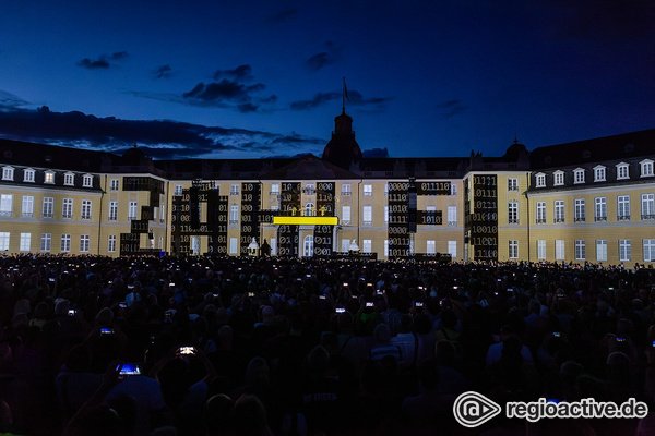 KRAFTWERK vor dem Schloss Karlsruhe: MENSCH-MASCHINE KRAFTWERK