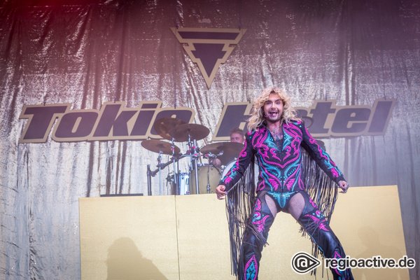 Band mit Paradiesvogel - Bunt und extravagant: Fotos von Tokio Hotel live beim Highfield Festival 2023 