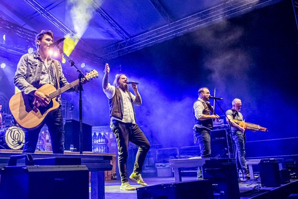 Bombenstimmung - Versengold: Bilder der Folk-Rock-Band live beim Da Capo Festival 2023 in Alzey 