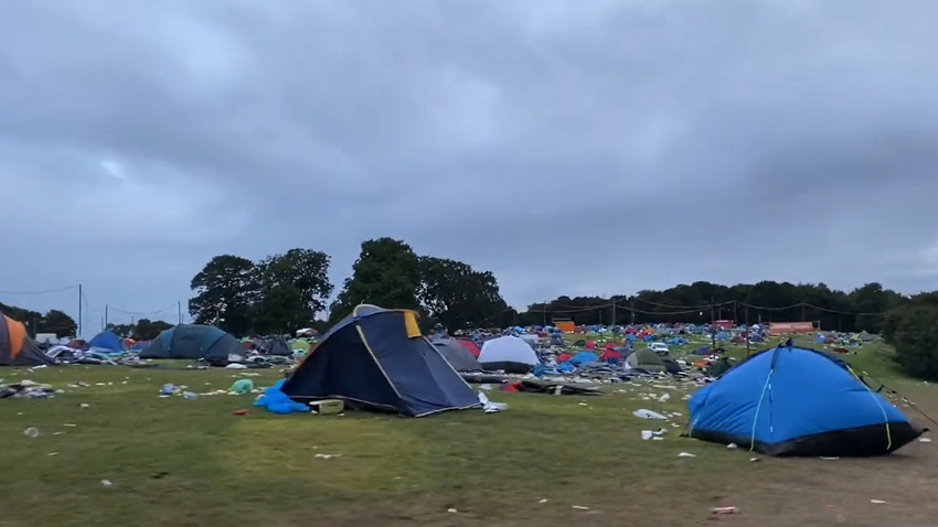 Dramatische Aufnahmen zeigen Vermüllung nach den Reading und Leeds Festivals