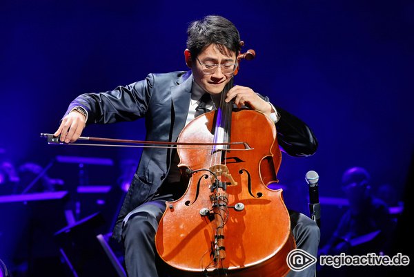 Moderner Klassik-Star - Nathan Chan: Bilder des Cellisten live bei der Night of the Proms 2023 in Mannheim 