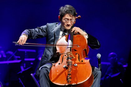 Moderner Klassik-Star - Nathan Chan: Bilder des Cellisten live bei der Night of the Proms 2023 in Mannheim 