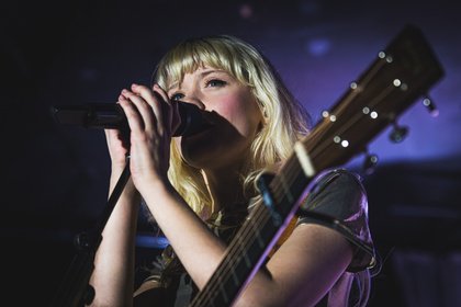 Große akustische Vielfalt - Maisie Peters singt sich in Frankfurt in die Herzen des Publikums 