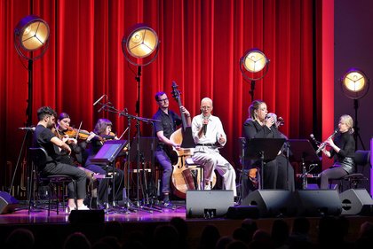 Volles Haus - Fotos von Mikis Takeover Ensemble mit Stefanie Heinzmann live in Ludwigshafen                    