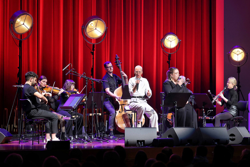 Mikis Takeover Ensemble mit Stefanie Heinzmann (live in Ludwigshafen, 2024)