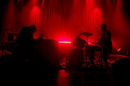 Wer mag keine Fotografen? - Ganz in Rot: Bilder von Timber Timbre live in Heidelberg 