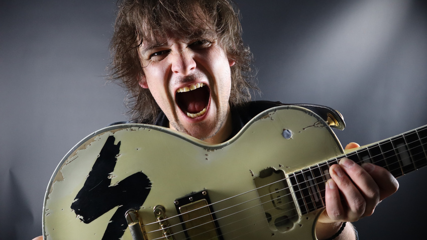 Nach Wunsch gefertigt: So rockt Alex Stenzel mit seiner customized FGN Gitarre