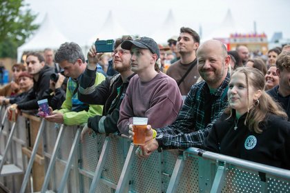 Diesmal nass - Entspannt, aber wechselhaft: Impressionen vom Freitag beim Maifeld Derby 2024 