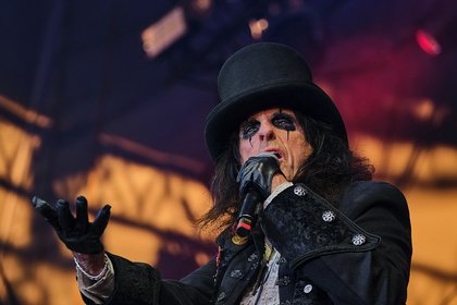 Mit Pauken und anderen Utensilien - Alice Cooper: Bilder des Schock-Rockers live beim Butzbach Open Air 