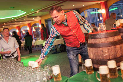 Bockbieranstich an Bord