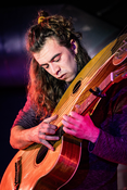 Vincent Babl mit Akustik- und Harfengitarre in der Wolfgangskrypta