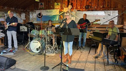 Wohnzimmerkonzert Trust Mines Spatzentreff