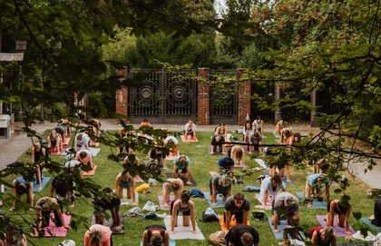 Morning Flow: Vinyasa Yoga im Lapidarium
