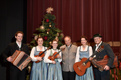 Heilige Nacht von Ludwig Thoma mit Pfarrer Rainer Maria Schießler und Elisabeth Rehm mit Familie und Rupert Biegel
