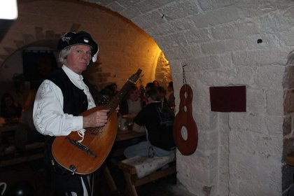 Mittelalterliche Tafelei im Gewölbe