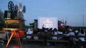„Wanderkino" auf der Freilichtbühne – Open-Air-Kino mit 16mm-Filmprojektion und Live Musik