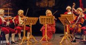 Eine kleine Nachtmusik · Serenade in historischen Kostümen & Kerzenschein