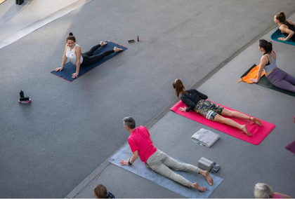 Pop Up Yoga in der BMW Welt