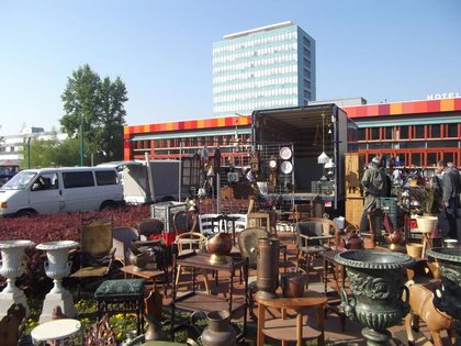 Kunst-, Antik- und Trödelmarkt am Haus der Presse am ersten Wochenende im Monat
