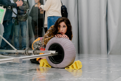 Biting - Performance von Selin Davasse