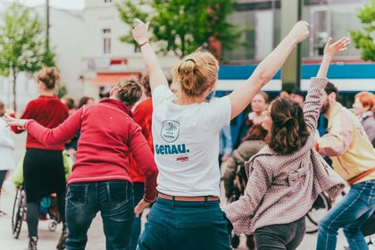 Festivaleröffnung „AUS DER REIHE TANZEN“
