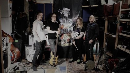 Dark Bottle (Doombilly, Finnland) // Woog Riots (Indie Electro Pop, Darmstadt)