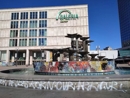 Nuttenbrosche, Weltzeituhr und Besenkammer - Der Alex-Anders-Platz