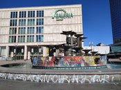 Nuttenbrosche, Weltzeituhr und Besenkammer - Der Alex-Anders-Platz