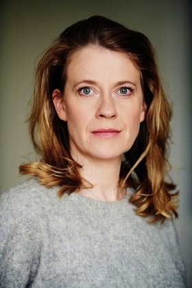 CAROLINE PETERS liest aus "Ein anderes Leben"