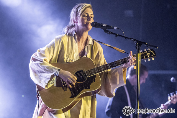 In weißer Weste - Mystische Fotos von Anna Ternheim live beim Reeperbahn Festival 2016 